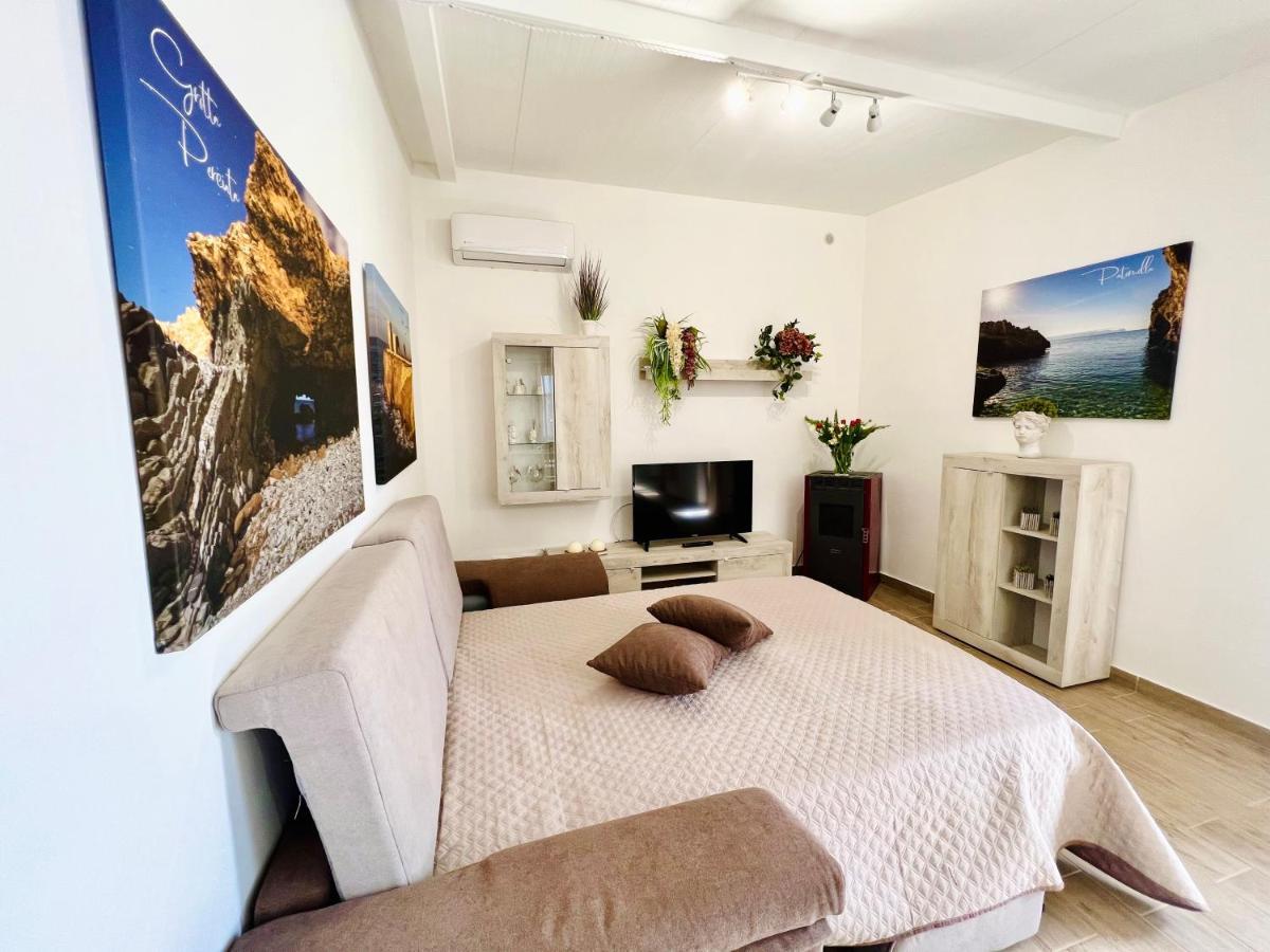 Nonna Felicia Apartment แตร์ราซีนี ภายนอก รูปภาพ